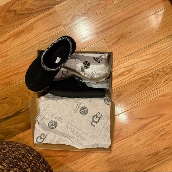 New! UGG Black Tasman Slippers - Picture 4 of 7